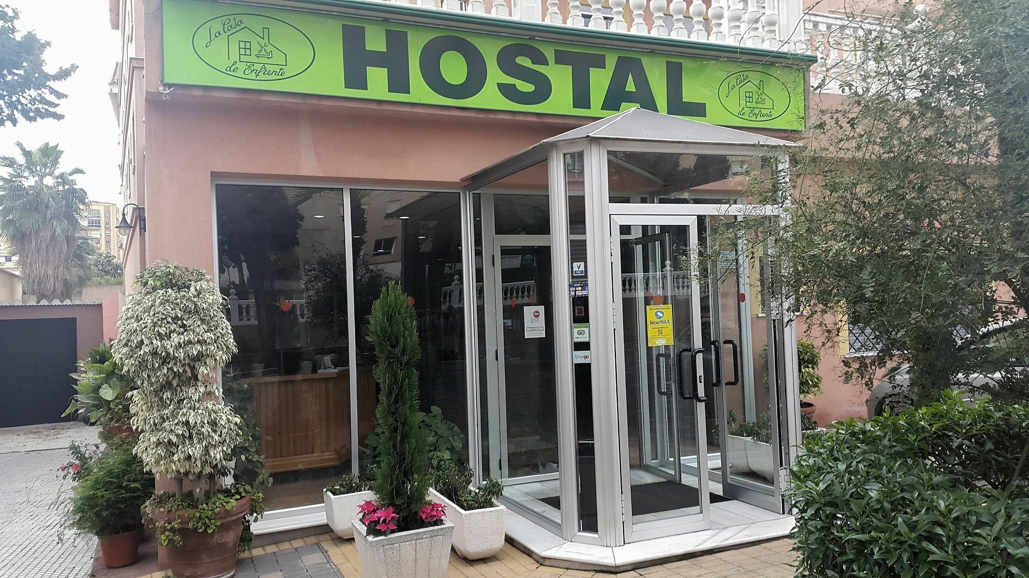 מאלגה Hostal La Casa De Enfrente מראה חיצוני תמונה